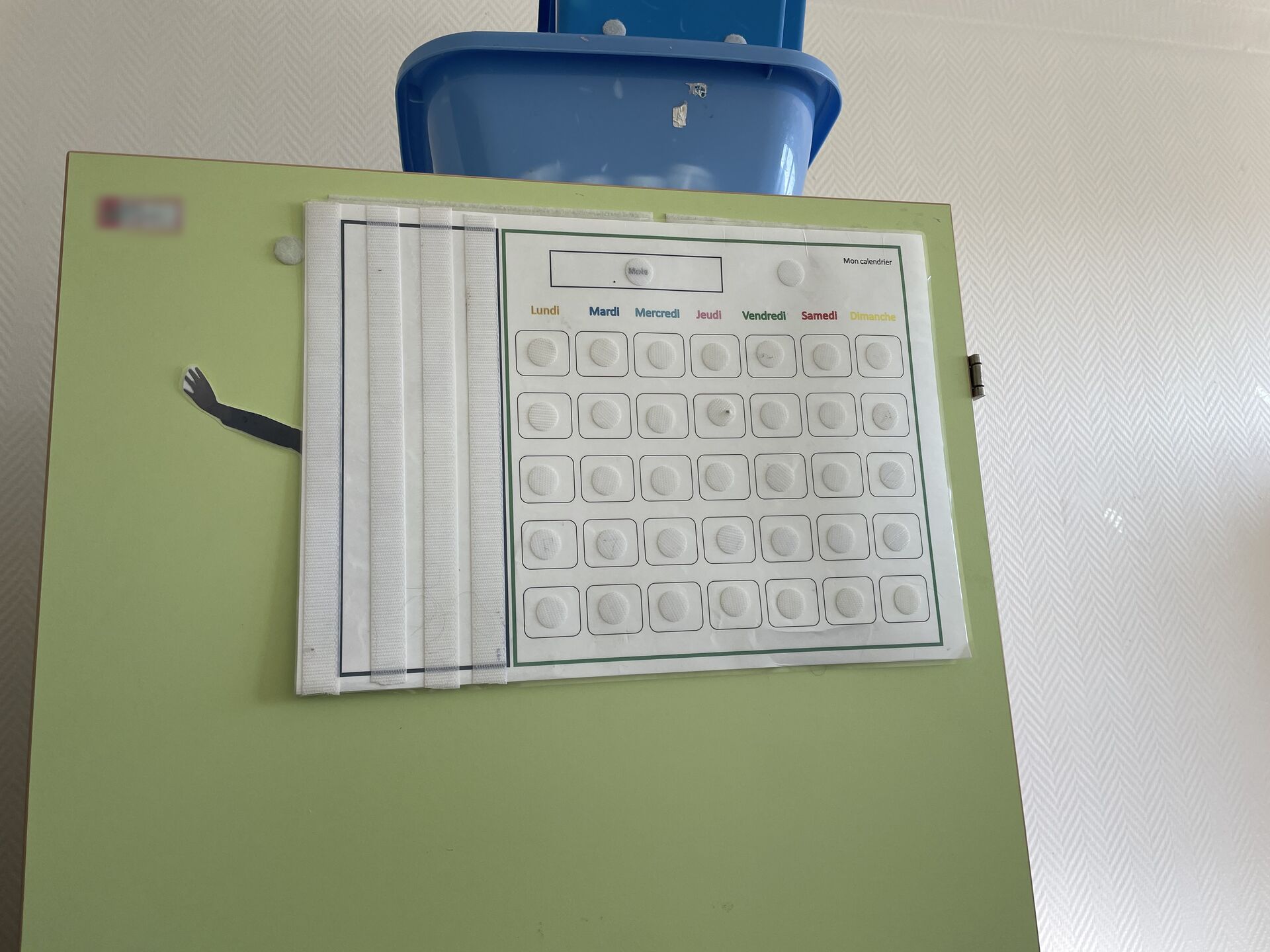 Calendrier personnel mensuel avec pastilles scratch pour pictogrammes