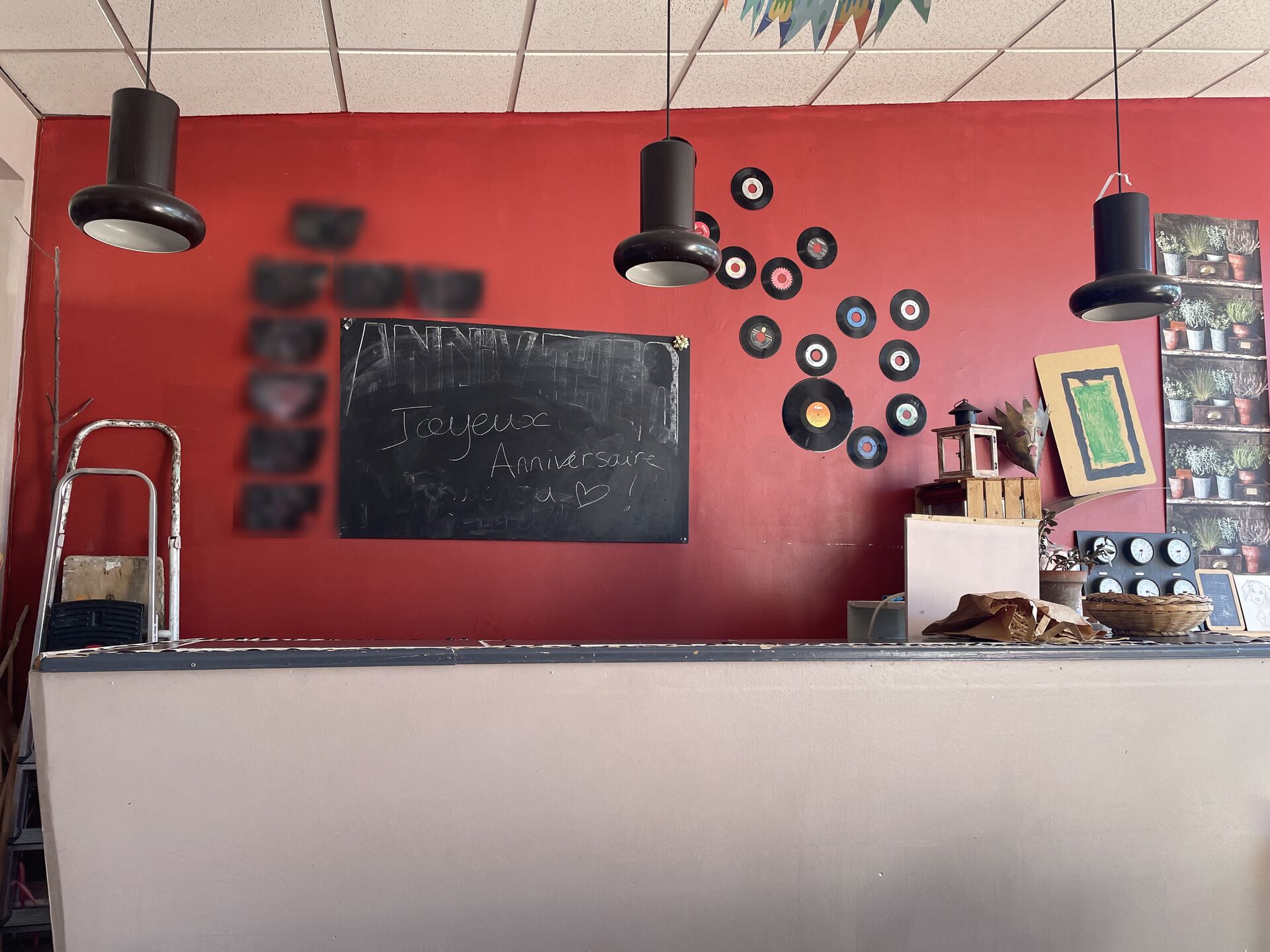 Le forum : comptoir, mur rouge, vinyles et ardoise d'anniversaire