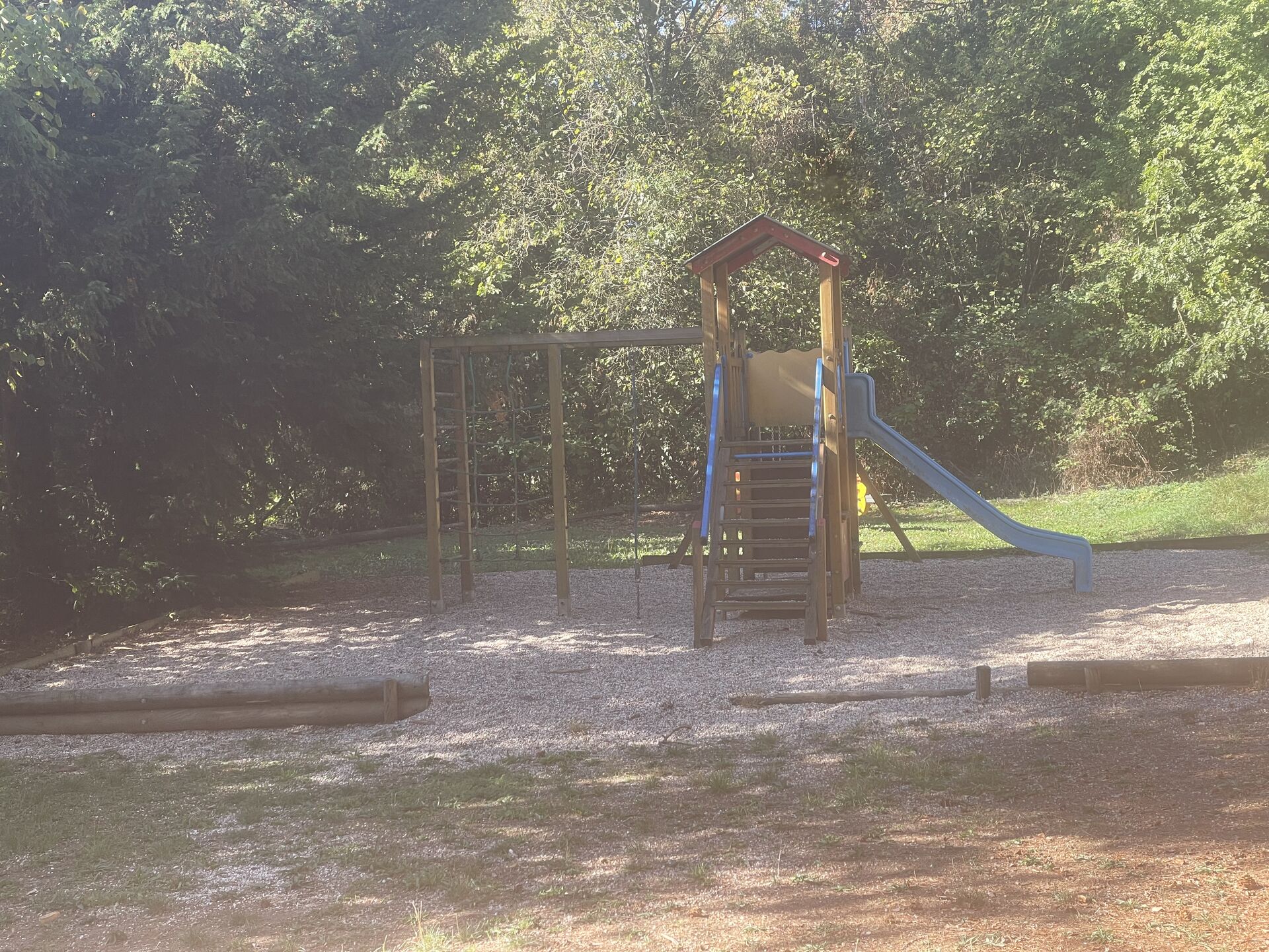Aire de jeux dans le parc arboré de la MECS